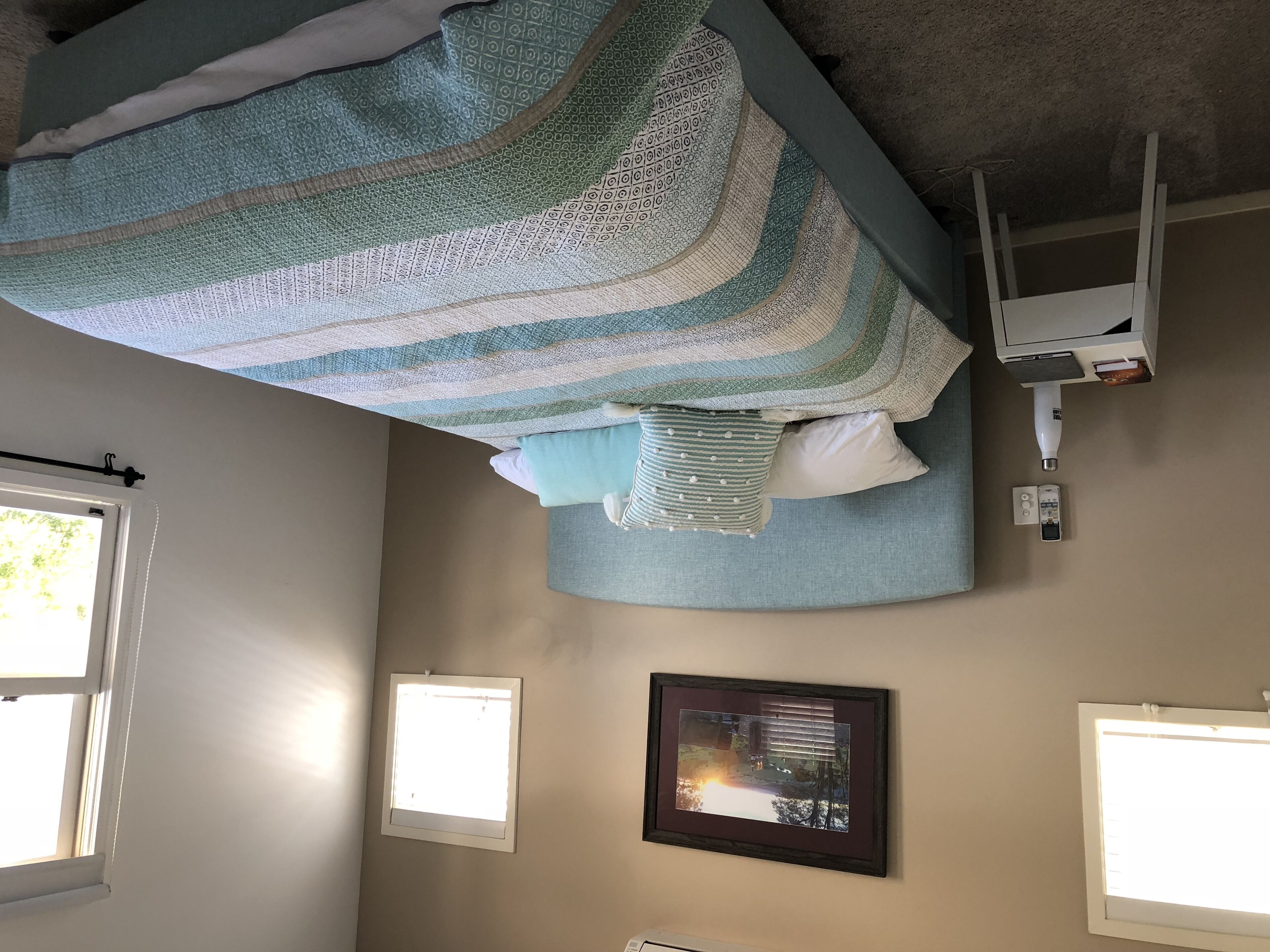 Modern 3 Bedroom, 2 1/2 bath Townhouse 2 minute walk to the beach!