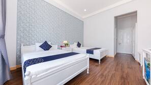 Minibar, Schreibtisch, kostenpflichtige Zustellbetten, kostenloses WLAN