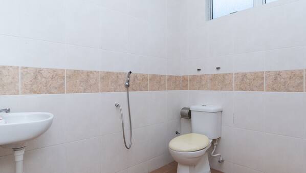 Shower, rainfall showerhead, free toiletries, bidet
