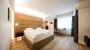Allergikerbettwaren, Minibar, Zimmersafe, Schreibtisch