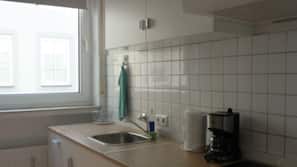 Kühlschrank, Ofen, Herd, Wasserkocher mit Kaffee-/Teezubehör