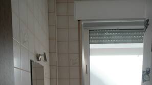 Badewanne, Haartrockner, Handtücher