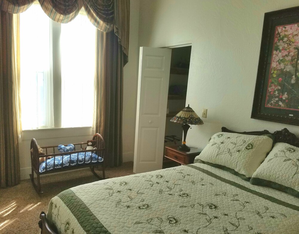 NEW! The Beauregard Charming Victorian Home in Historic Ferndale (Tax