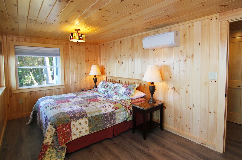 Renovated home steps from pristine Beech Hill Pond, Air Conditioned