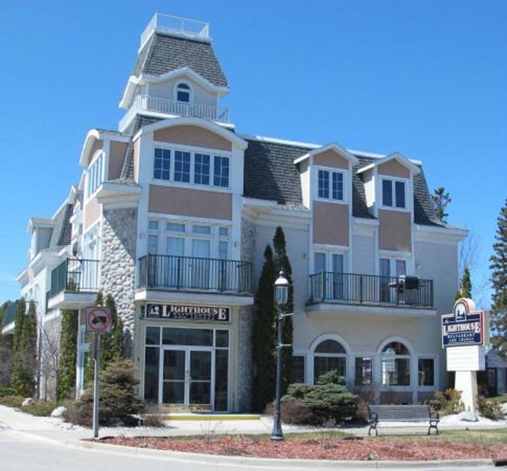 Downtown Condo with free boat dockage, close to ferry to Mackinac