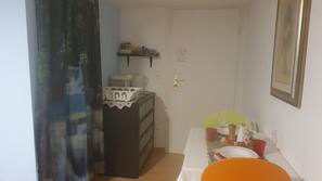 Kühlschrank, Mikrowelle, Herd, Wasserkocher mit Kaffee-/Teezubehör