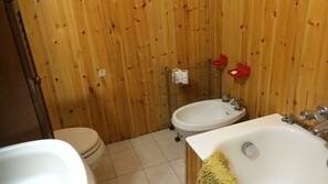 Con stile personalizzato, con arredamento individuale, una scrivania