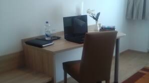 Laptopgeeigneter Arbeitsplatz, kostenloses WLAN