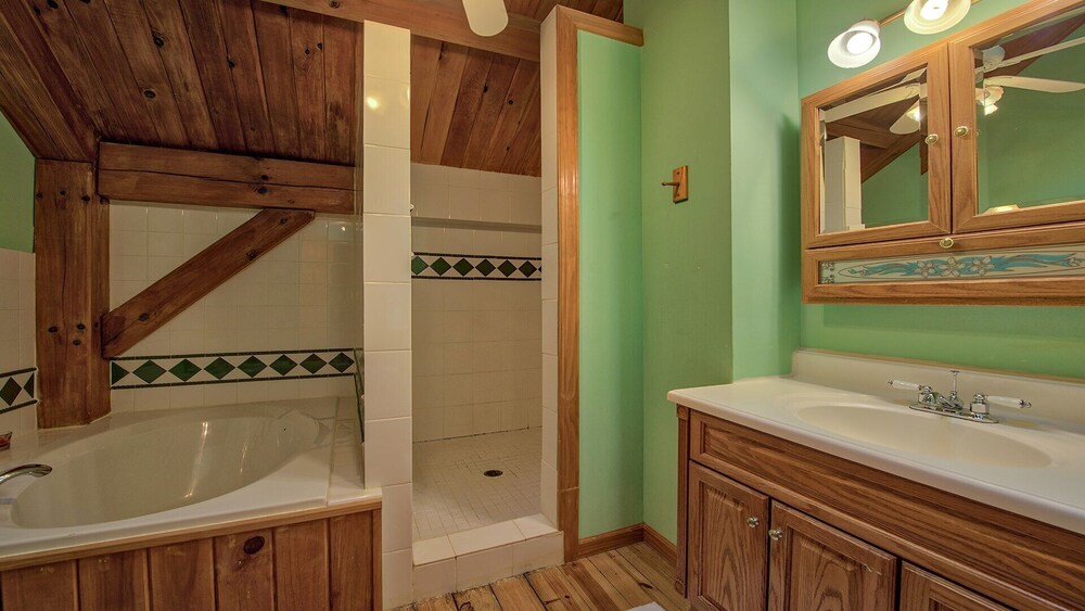 Brushy Creek-spacious cabin overlooking bold rushing creek,  WiFi, HD cable TV in the game room, ...