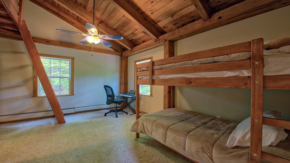 Brushy Creek-spacious cabin overlooking bold rushing creek,  WiFi, HD cable TV in the game room, ...