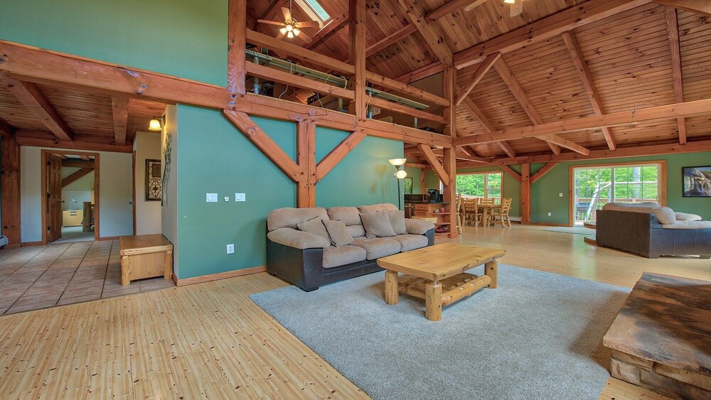 Brushy Creek-spacious cabin overlooking bold rushing creek,  WiFi, HD cable TV in the game room, ...