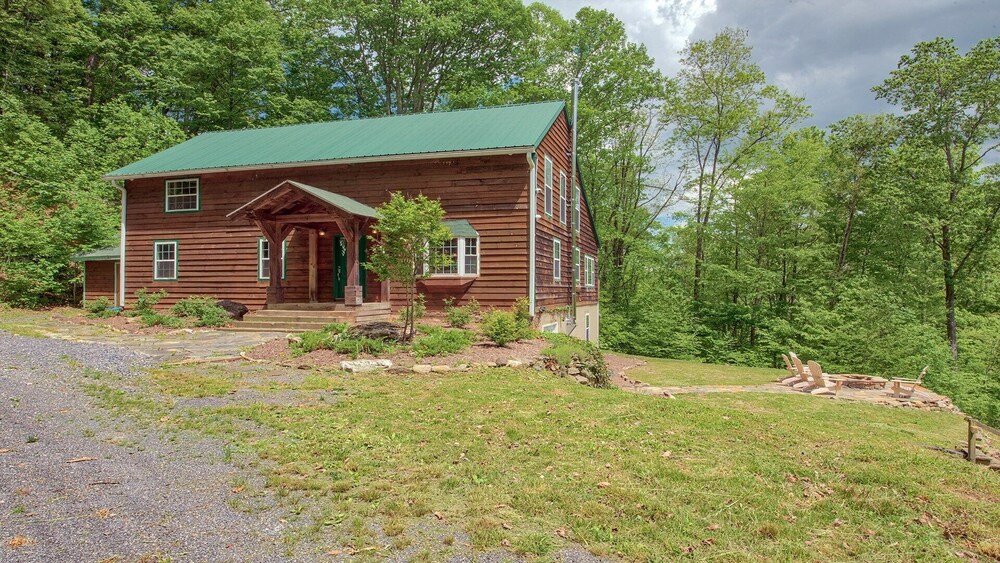 Brushy Creek-spacious cabin overlooking bold rushing creek,  WiFi, HD cable TV in the game room, ...