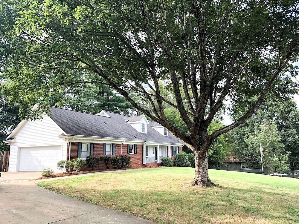 Completely renovated home near the furniture market, Greensboro Aquatic Center & Wyndham