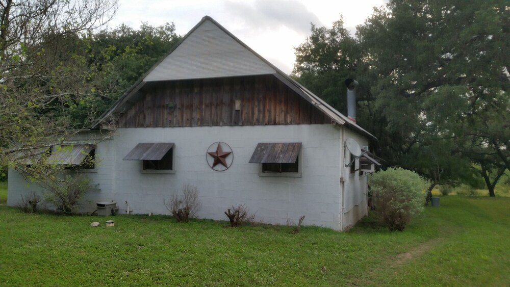 Rustic River Cabin under the Oaks and just steps from the river. in