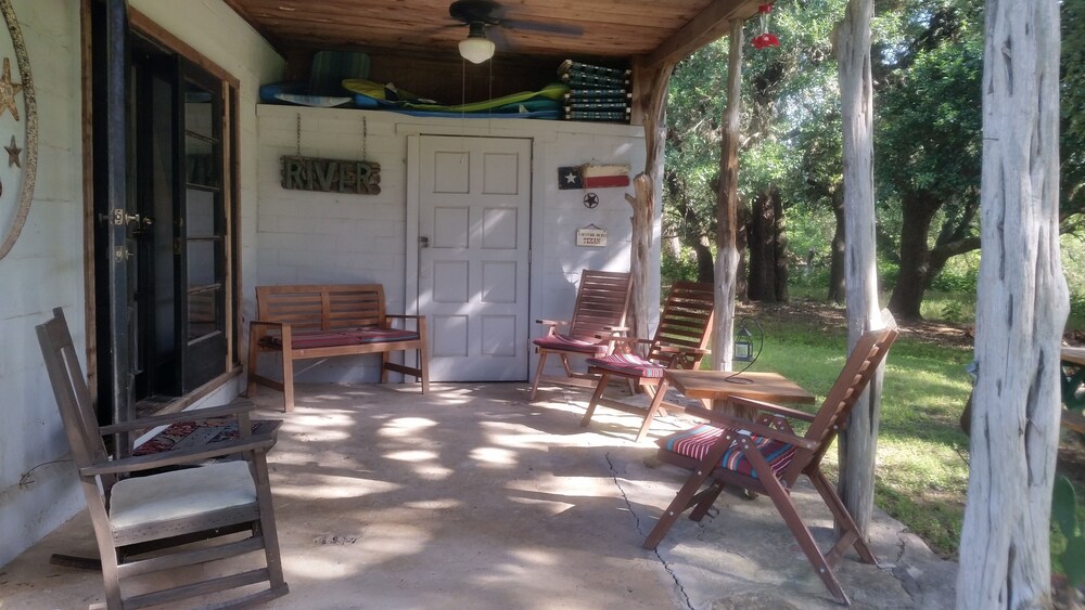 Rustic River Cabin under the Oaks and just steps from the river