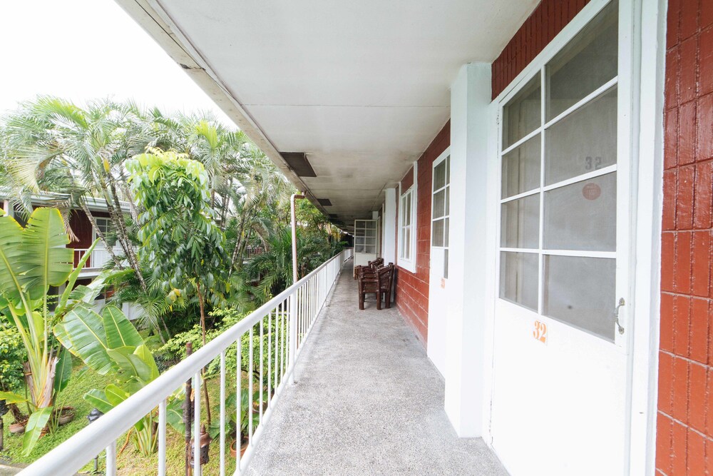 RedDoorz Premium Clarkview Angeles City in Angeles City Best Rates