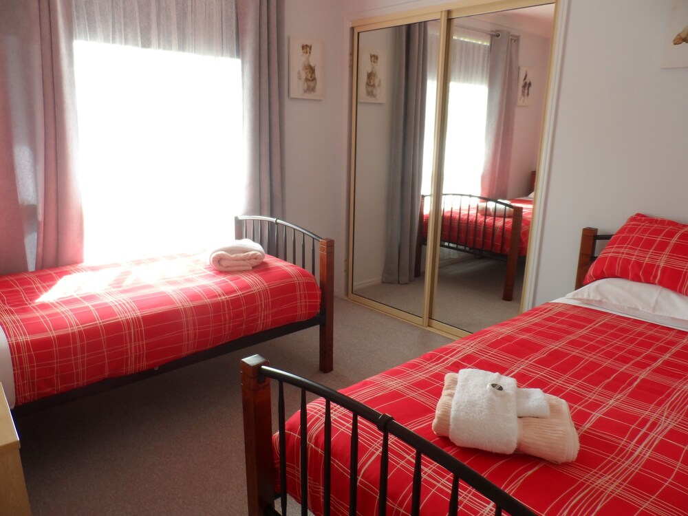 ShangriLa PET FRIENDLY Holiday House Rooms, Reviews & Deals (Hervey