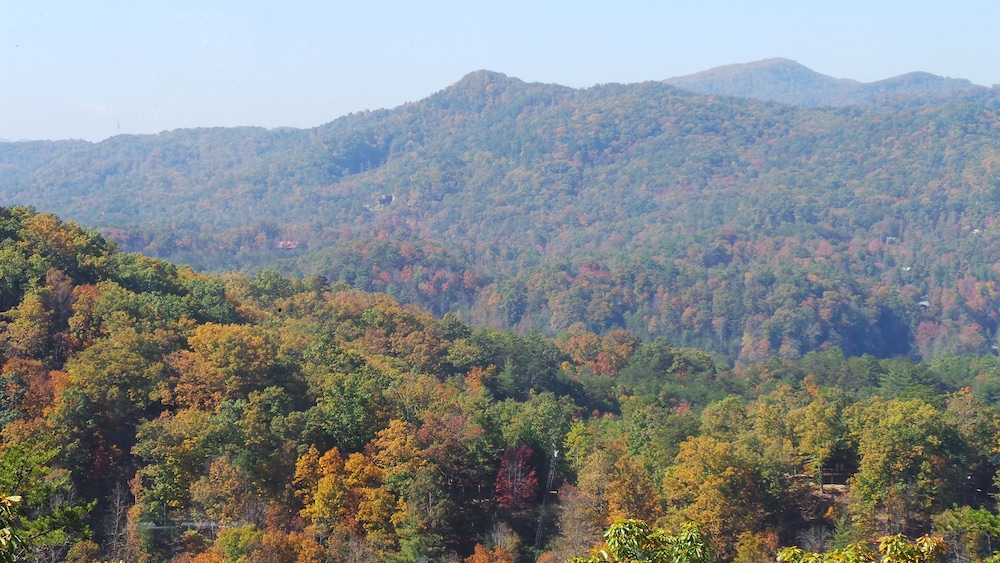 Gorgeous Mountain Views! Hot Tub, Grill, Pool Table, Air Hockey, Foosball, Pool Access, Mini Golf