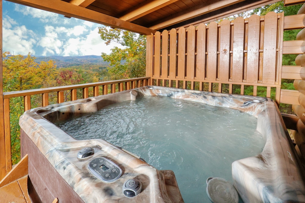 Gorgeous Mountain Views! Hot Tub, Grill, Pool Table, Air Hockey, Foosball, Pool Access, Mini Golf