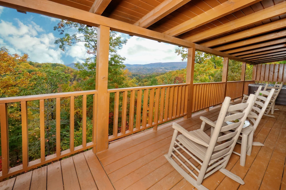 Gorgeous Mountain Views! Hot Tub, Grill, Pool Table, Air Hockey, Foosball, Pool Access, Mini Golf