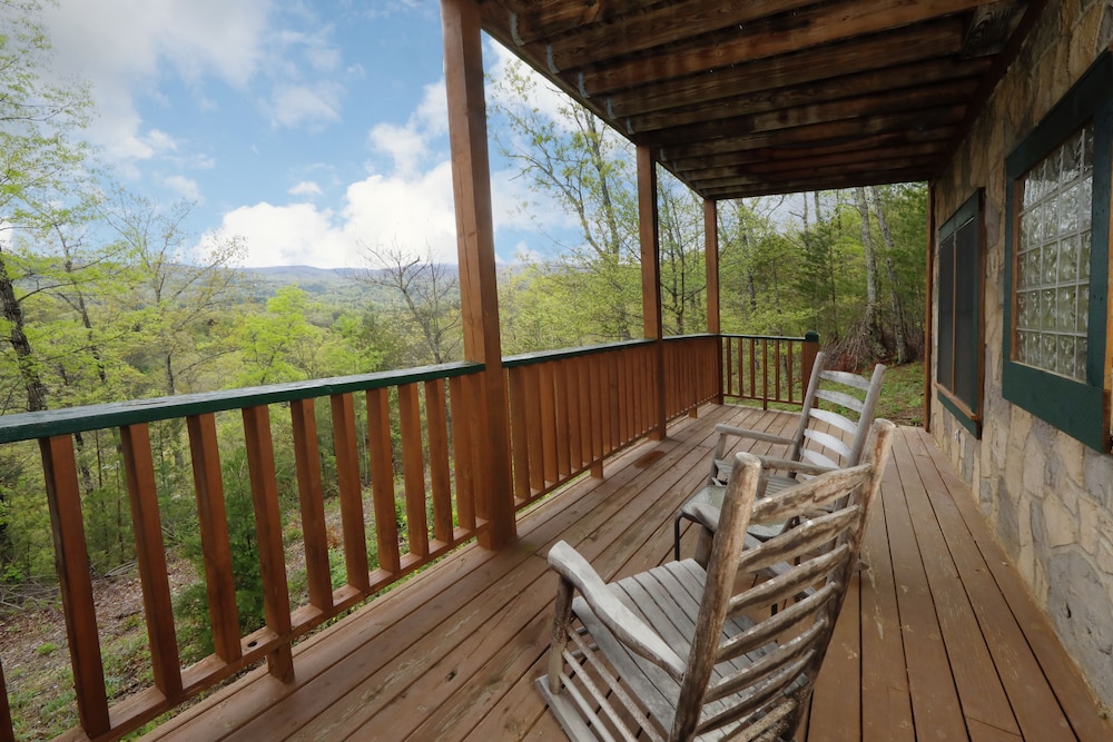 Gorgeous Mountain Views! Hot Tub, Grill, Pool Table, Air Hockey, Foosball, Pool Access, Mini Golf