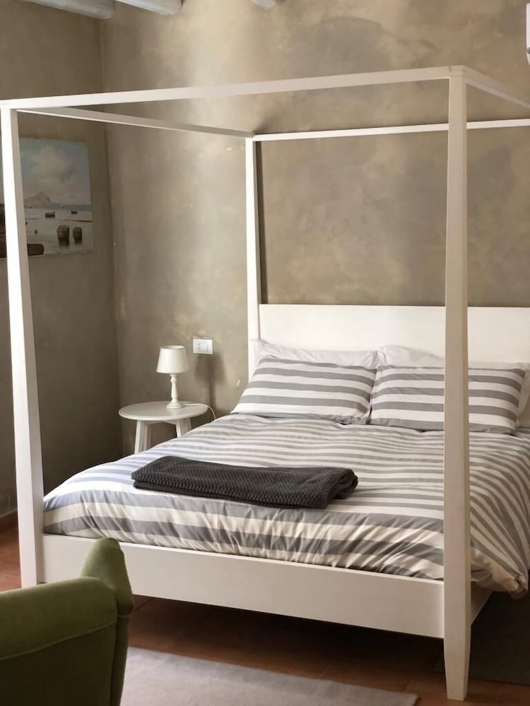 Apartment with garden in the old town Palermo Vrbo