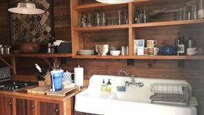 Kühlschrank, Mikrowelle, Herd, Wasserkocher mit Kaffee-/Teezubehör