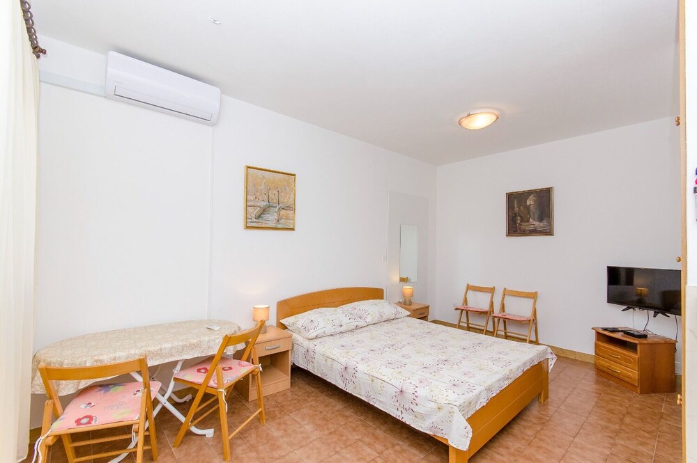 Apartment Gogi 130 m from sea SA2(2) Postira, Island Brac, Croatia