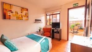 Cortinas opacas, wifi gratis, ropa de cama