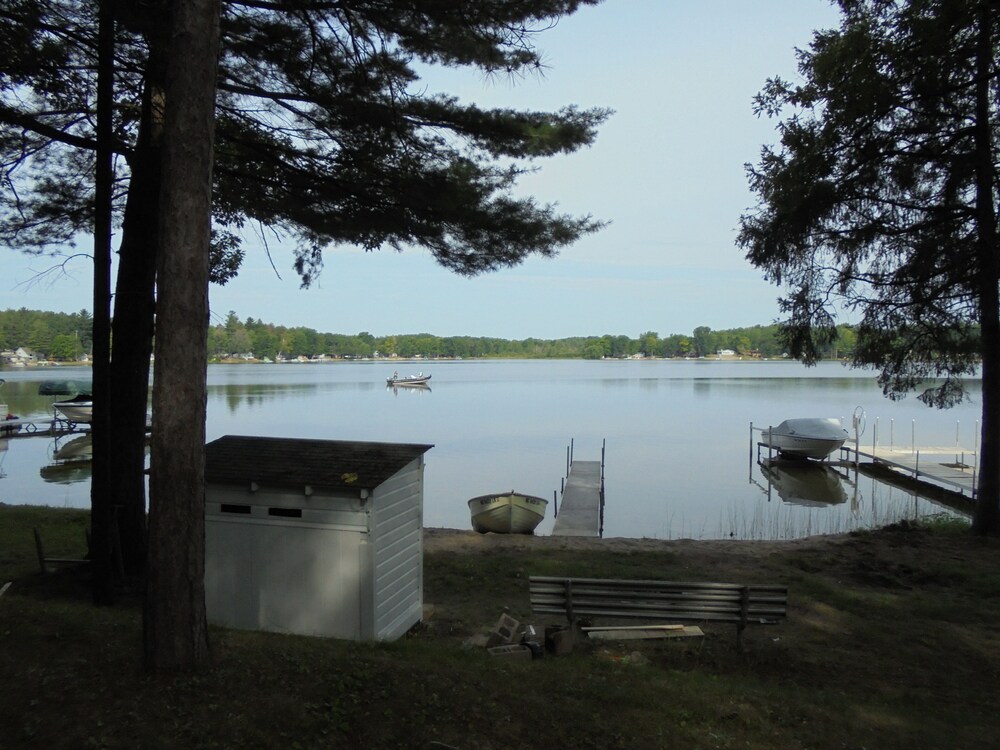 Beautiful, recently renovated cottage on allsports Pretty Lake in