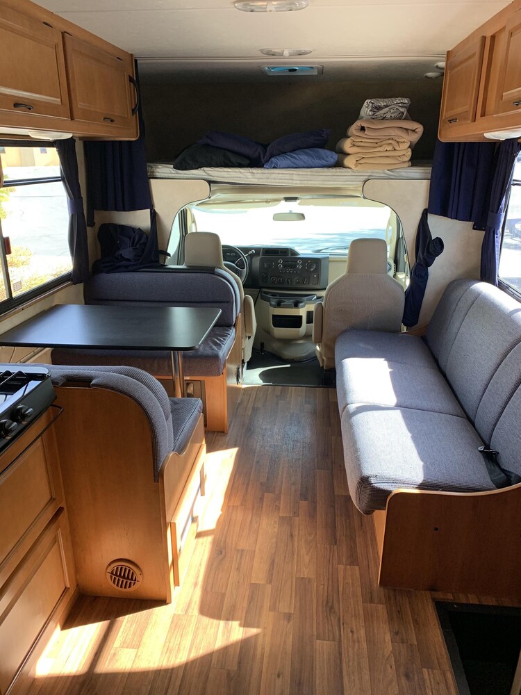 FORD 2014 28FT CLASS C RV SLEEPS 8 DRIVES LIKE A CAR NICK NAME(JOHNY)