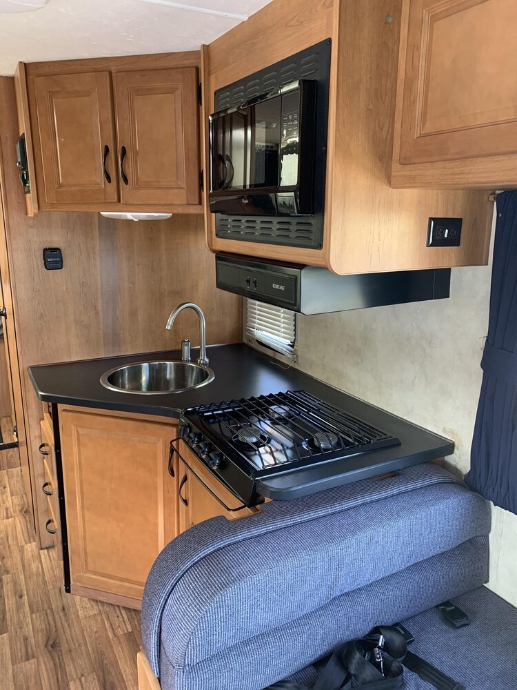 FORD 2014 28FT CLASS C RV SLEEPS 8 DRIVES LIKE A CAR NICK NAME(JOHNY)