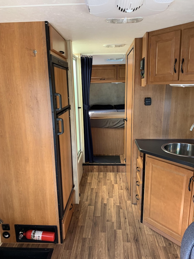 FORD 2014 28FT CLASS C RV SLEEPS 8 DRIVES LIKE A CAR NICK NAME(JOHNY)