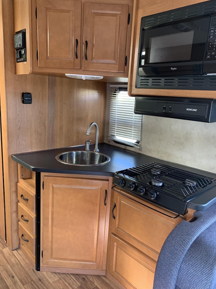 FORD 2014 28FT CLASS C RV SLEEPS 8 DRIVES LIKE A CAR NICK NAME(JOHNY)