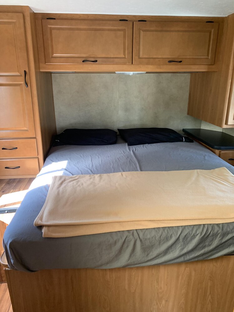 FORD 2014 28FT CLASS C RV SLEEPS 8 DRIVES LIKE A CAR NICK NAME(JOHNY)