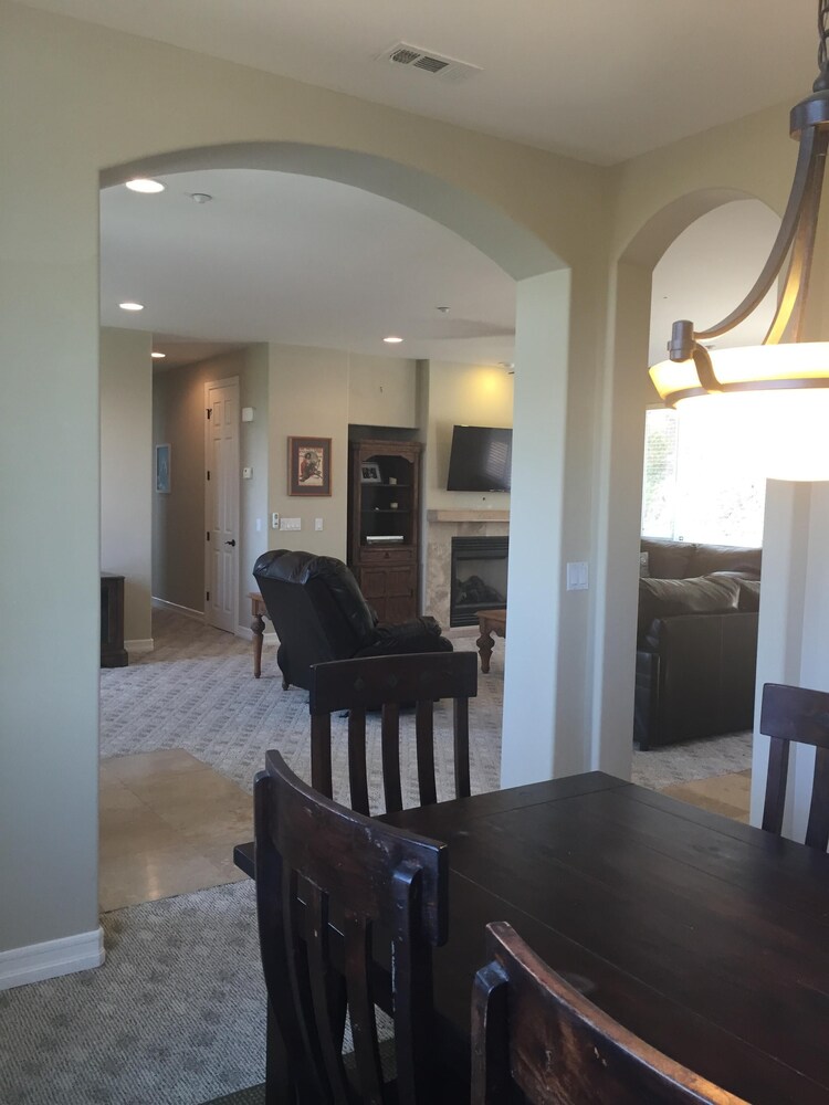 Custom Home in Quiet Neighbord in Tranquil San Diego County!