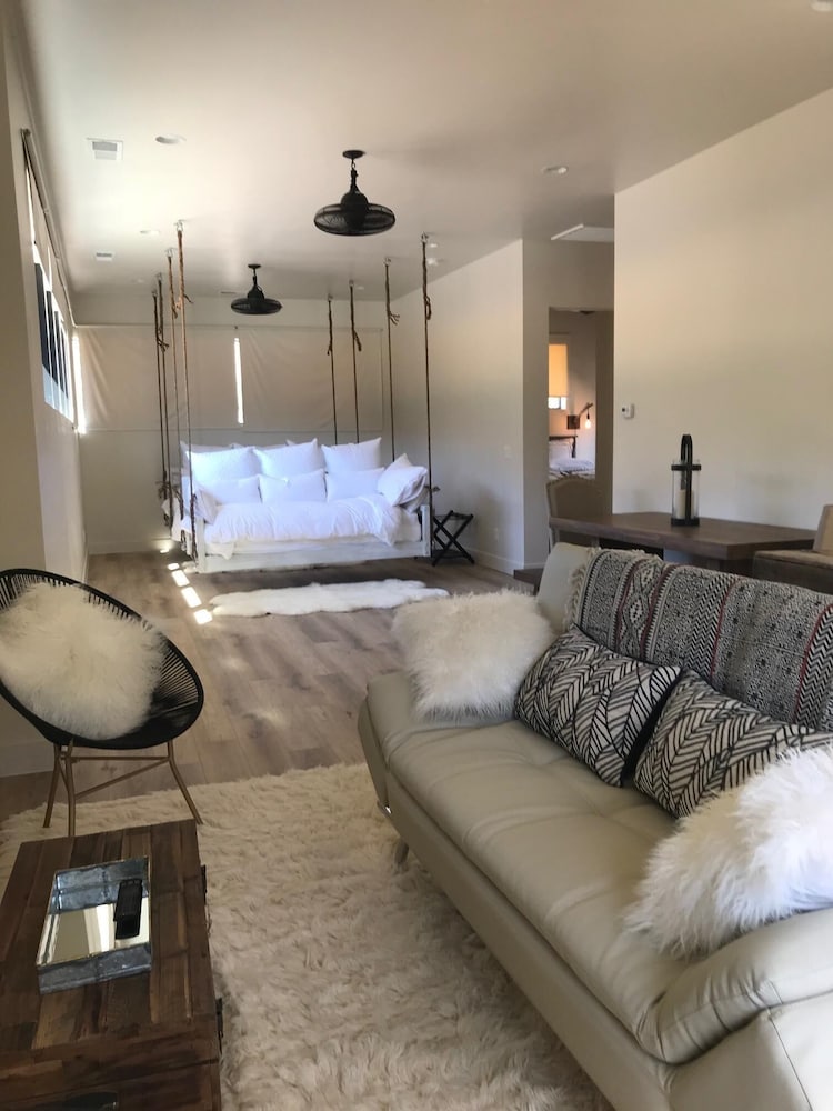 OBSERVATION POINT 2 Miles from Zion Park One of a kind rental