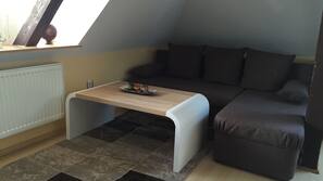 Fernseher, DVD-Player, Kinderspielzeug, Bücher