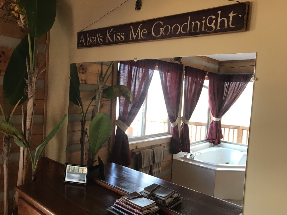 Truly exceptional and comfortable luxury log cabin, Cannelton Room