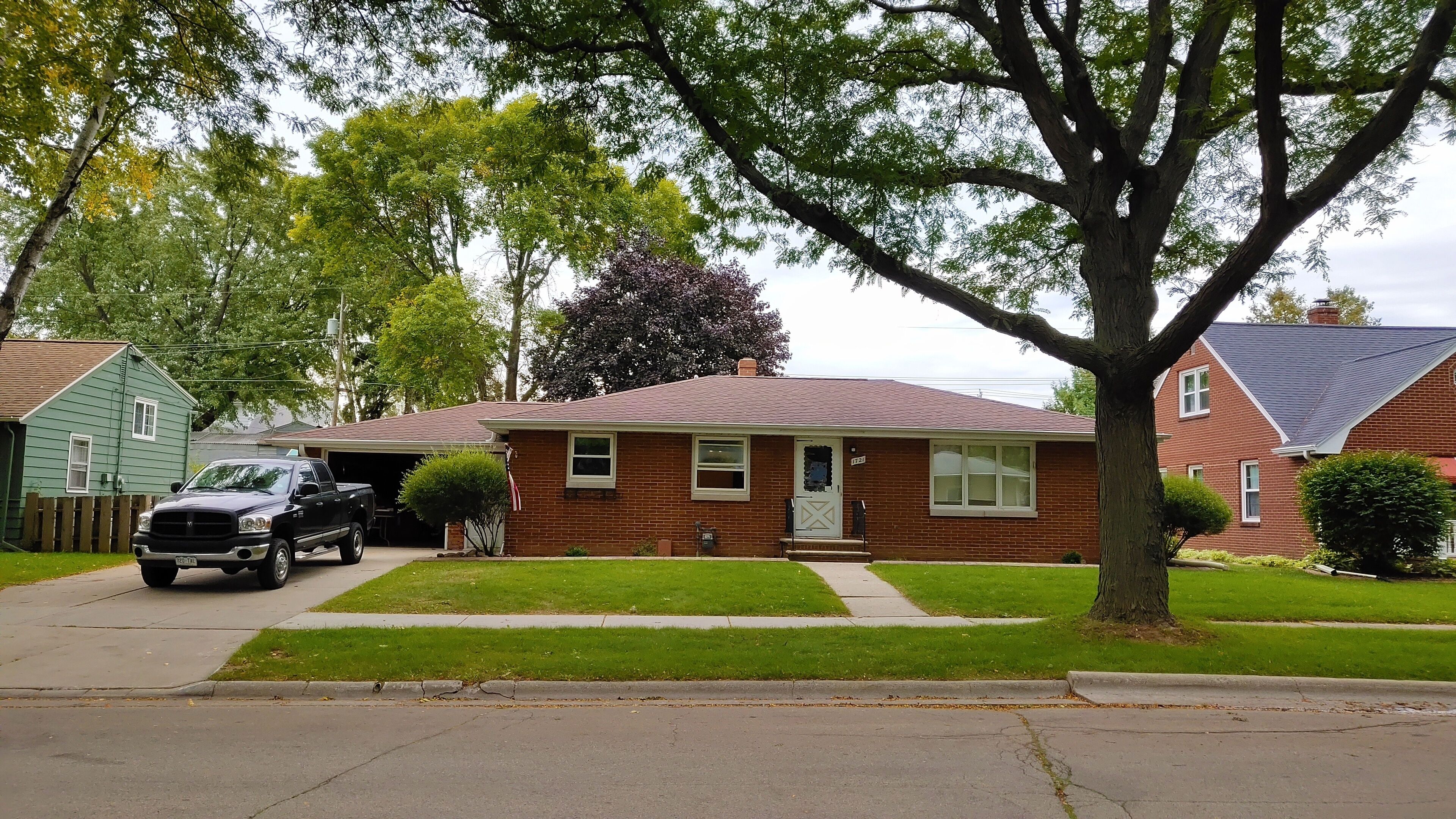 5 Min Walk to Lambeau Field - Newly Furnished in Green Bay, United States