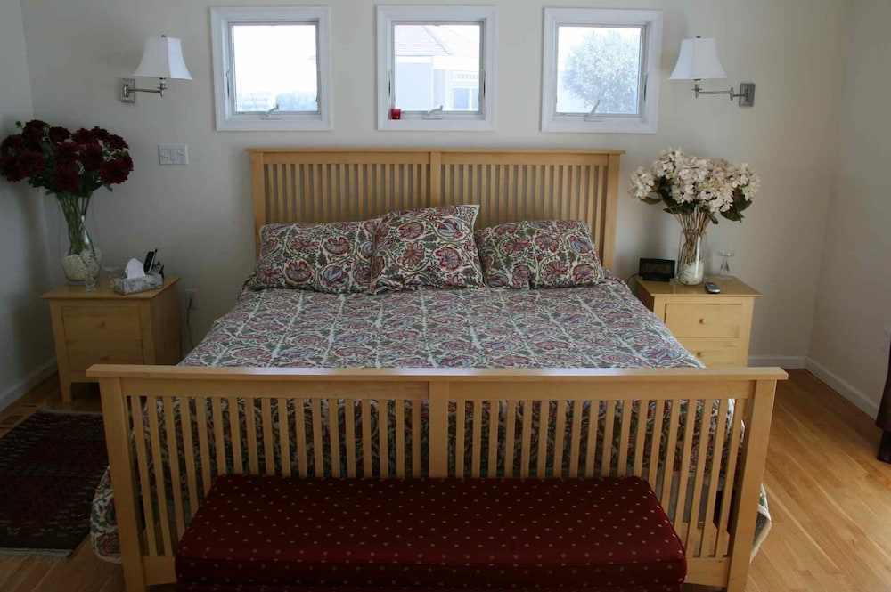 Stunning BAYFRONT with HOT TUB & SUNSET Views