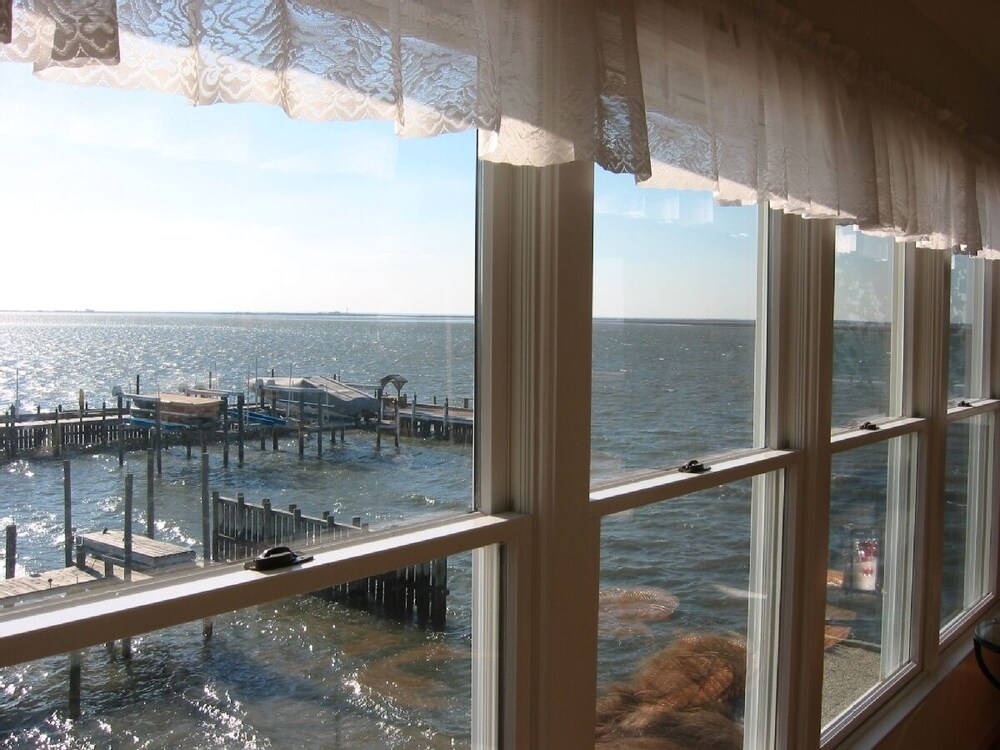 Stunning BAYFRONT with HOT TUB & SUNSET Views