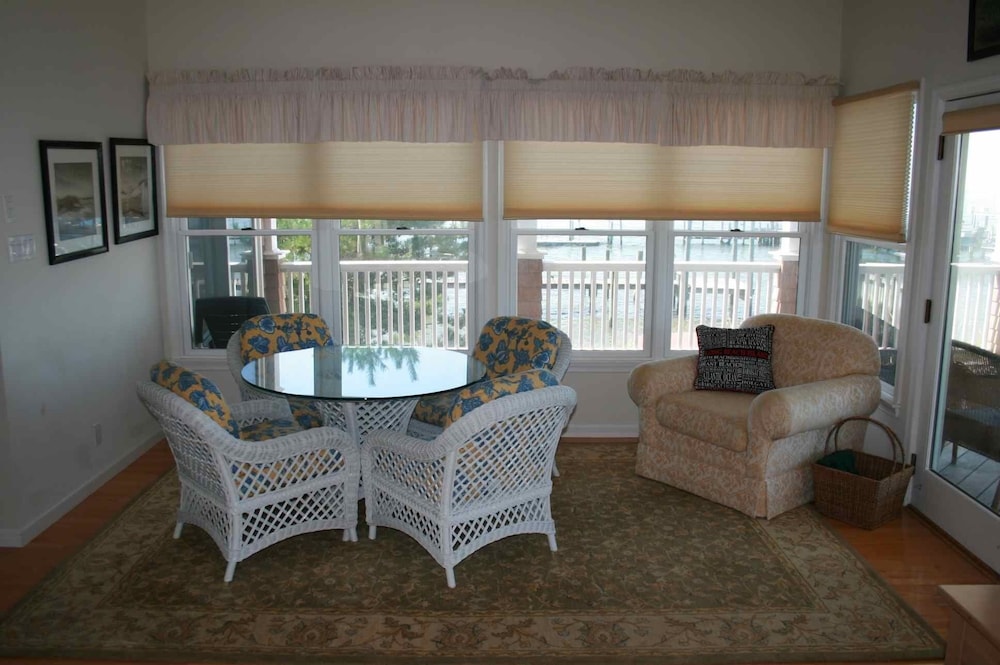 Stunning BAYFRONT with HOT TUB & SUNSET Views