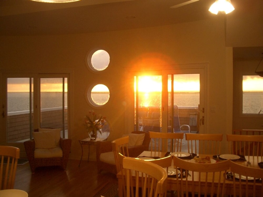 Stunning BAYFRONT with HOT TUB & SUNSET Views