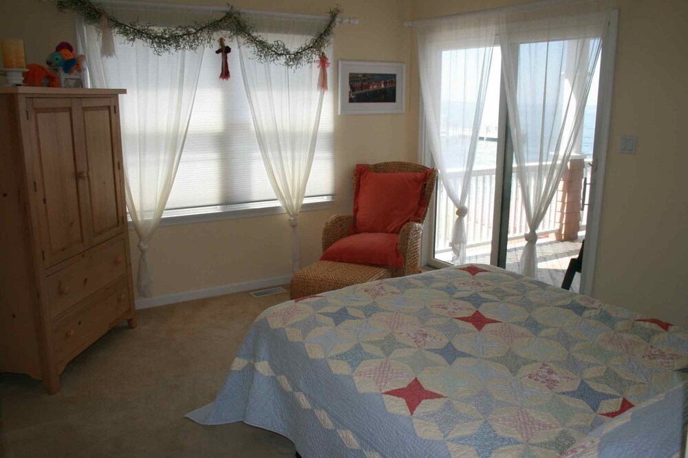 Stunning BAYFRONT with HOT TUB & SUNSET Views