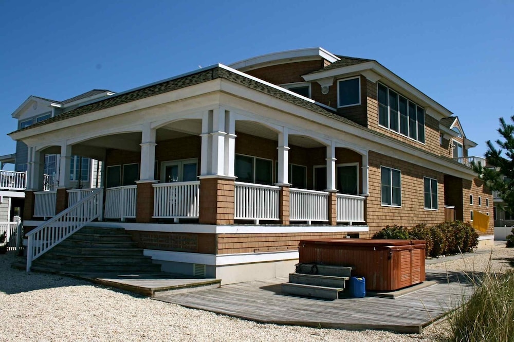 Stunning BAYFRONT with HOT TUB & SUNSET Views