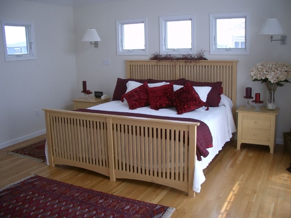 Stunning BAYFRONT with HOT TUB & SUNSET Views