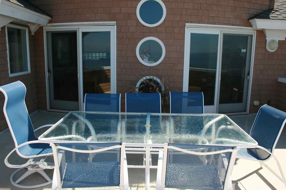 Stunning BAYFRONT with HOT TUB & SUNSET Views