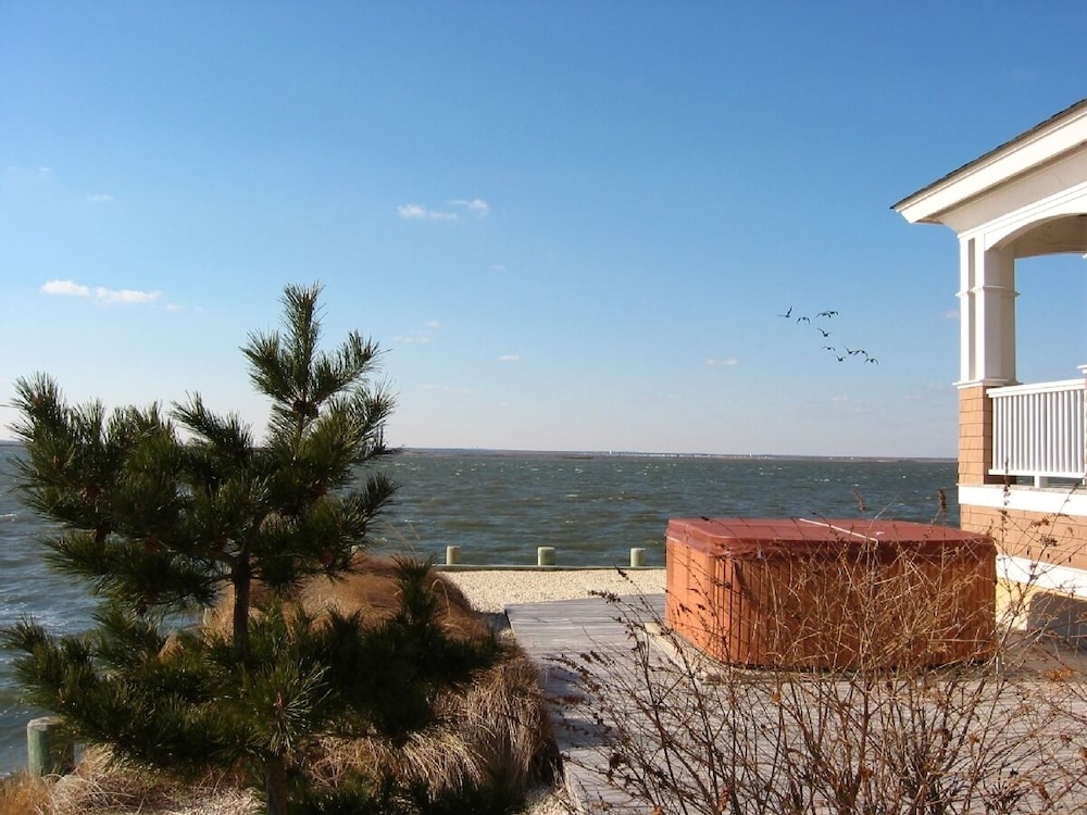 Stunning BAYFRONT with HOT TUB & SUNSET Views