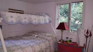 2 bedrooms, linens
